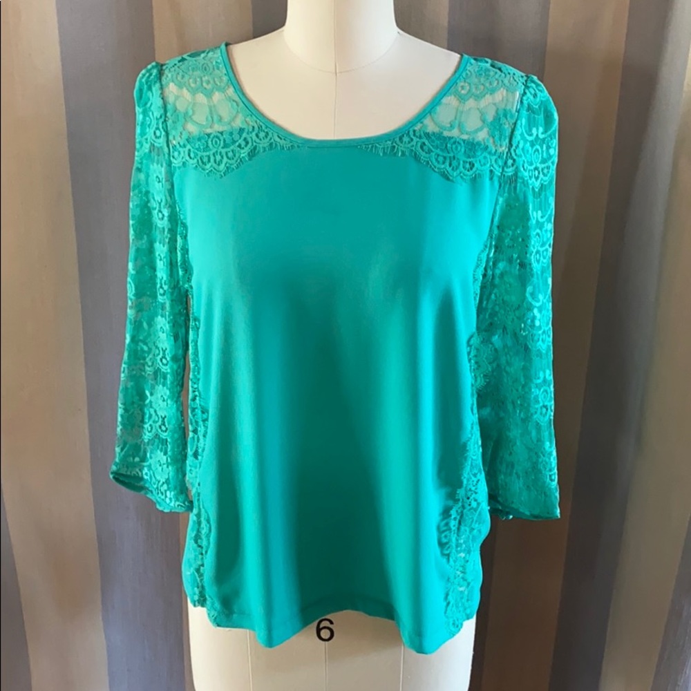 Skies Are Blue pistachio lace sleeved top